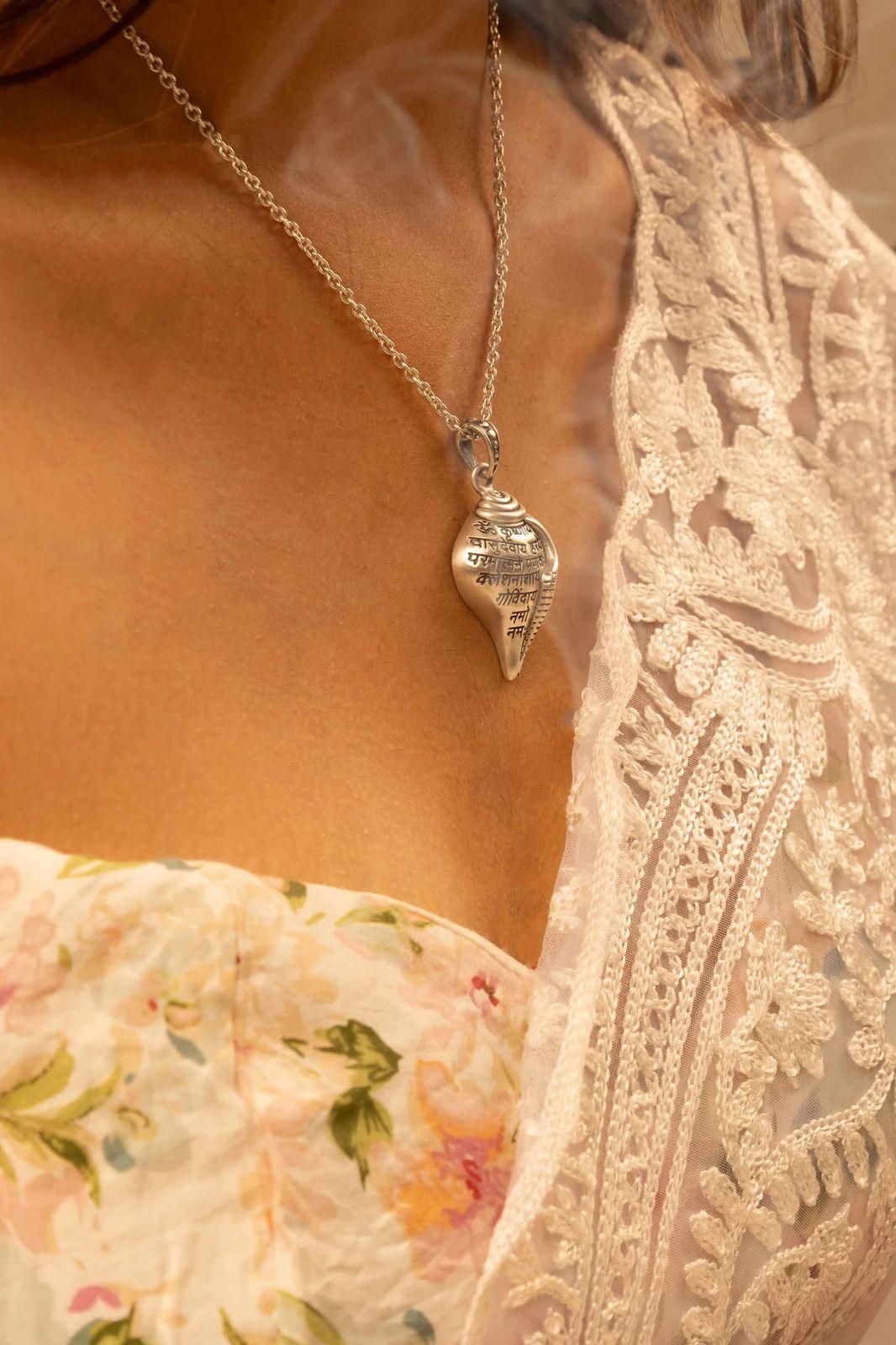 Shri Krishna Shankha Pendant with Chain uy3ef4-zd