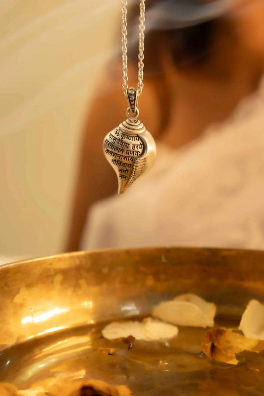 Shri Krishna Shankha Pendant with Chain uy3ef4-zd