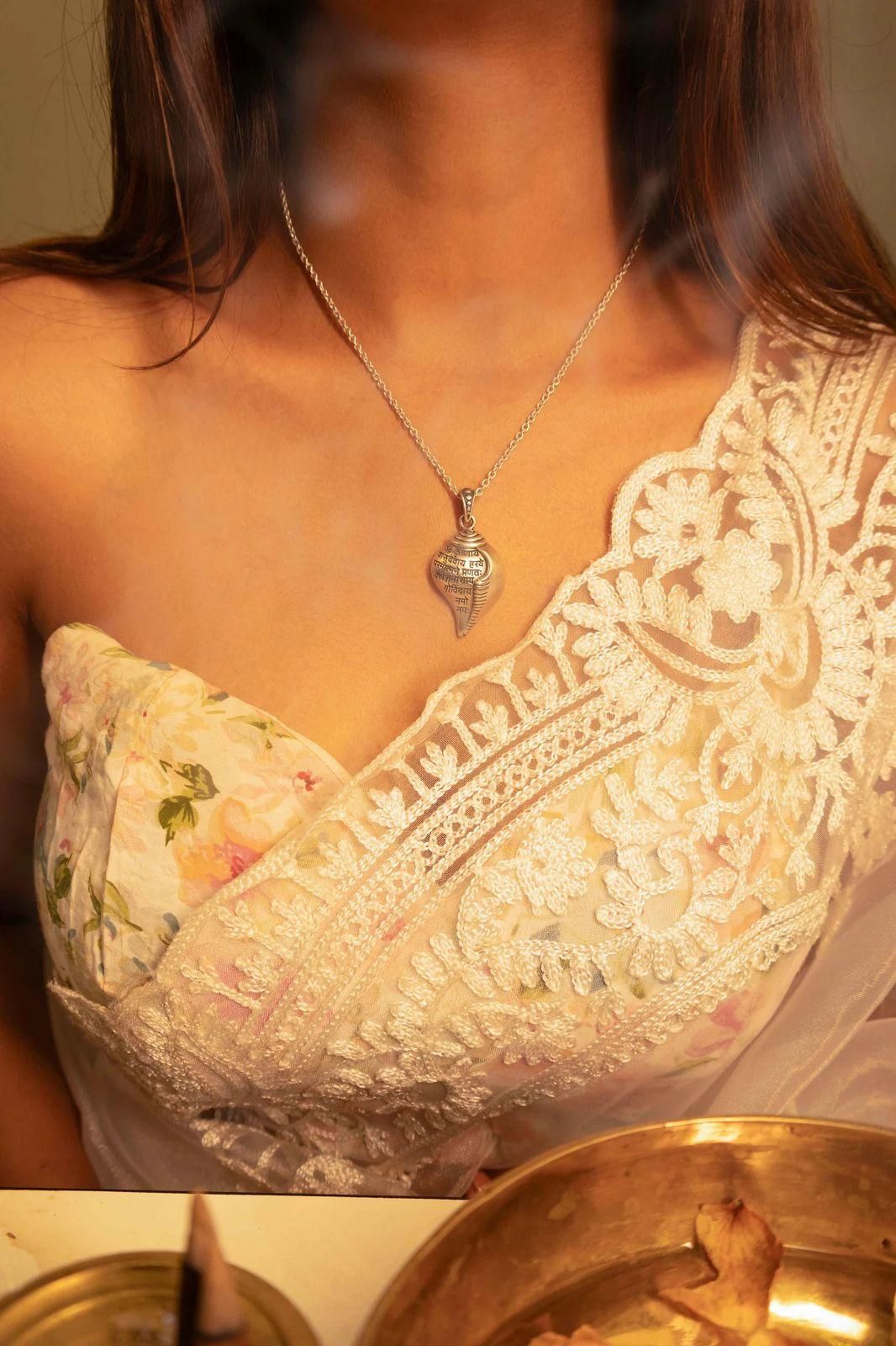 Shri Krishna Shankha Pendant with Chain uy3ef4-zd